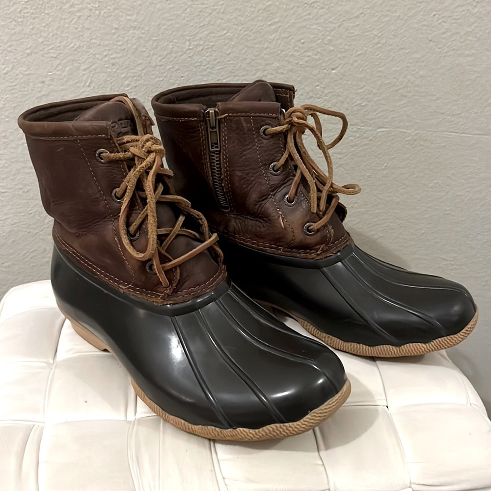 Slightly Used* Women’s Sperry Duck boots. Dark brown Size 8. Good Condition